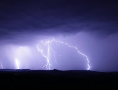 Σφοδρή καταιγίδα έπληξε την Αττική - Το ίδιο σκηνικό του καιρού και αύριο
